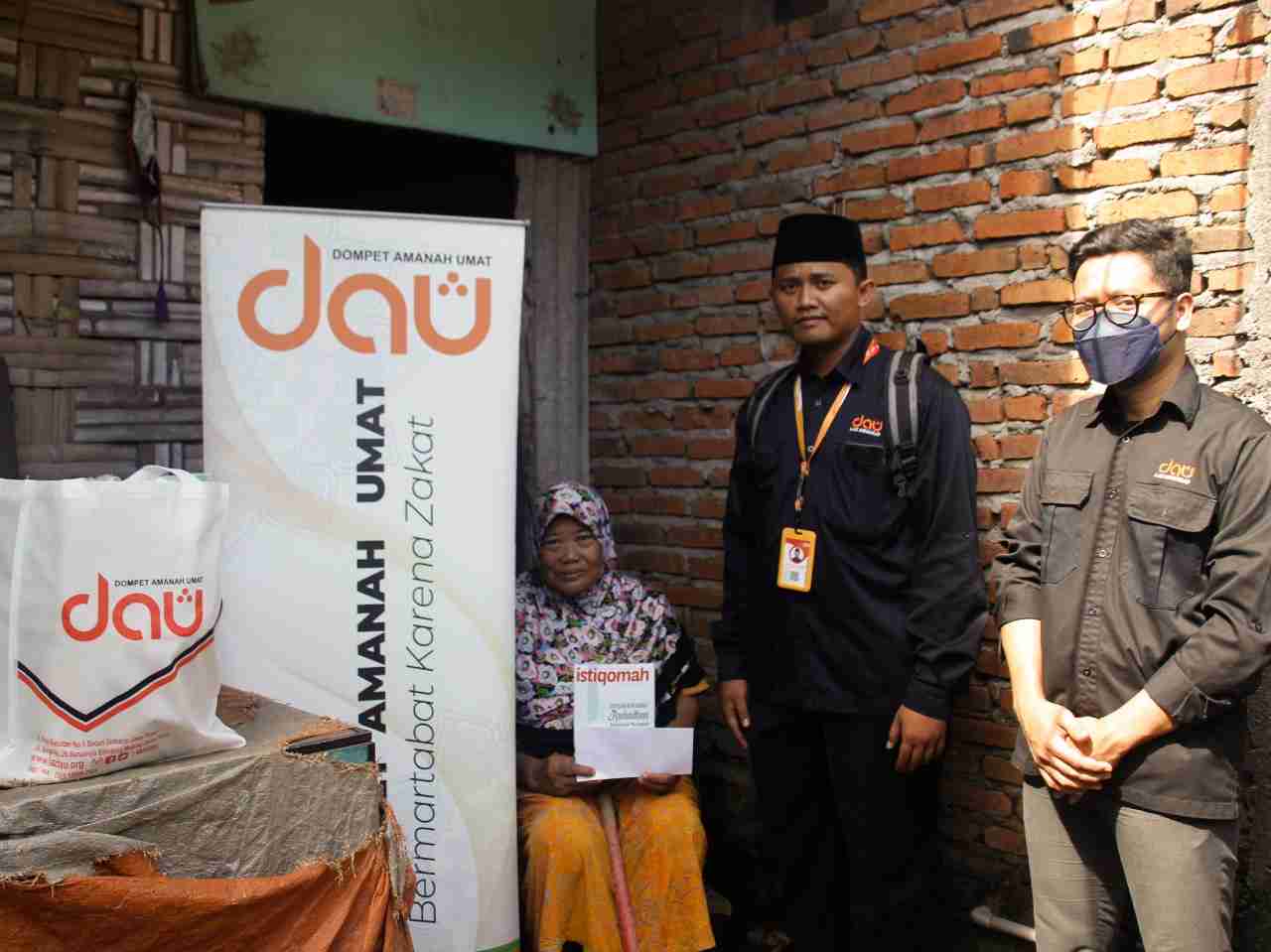 lazdau-BANTUAN BERAS UNTUK LANSIA SIDOARJO