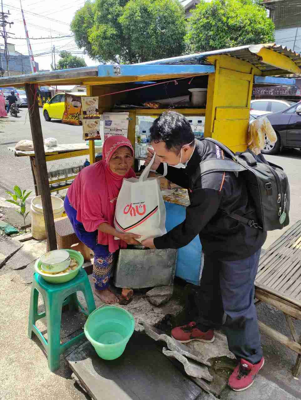 lazdau-Berbagi Sembako di Kota Malang