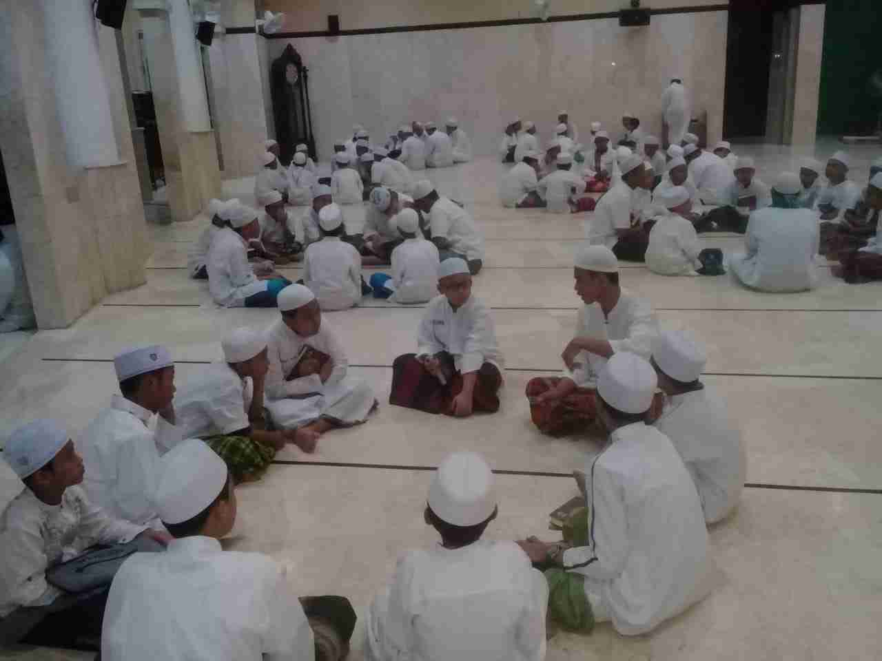 lazdau-Pemuda, Masjid dan “Tujuh Golongan”